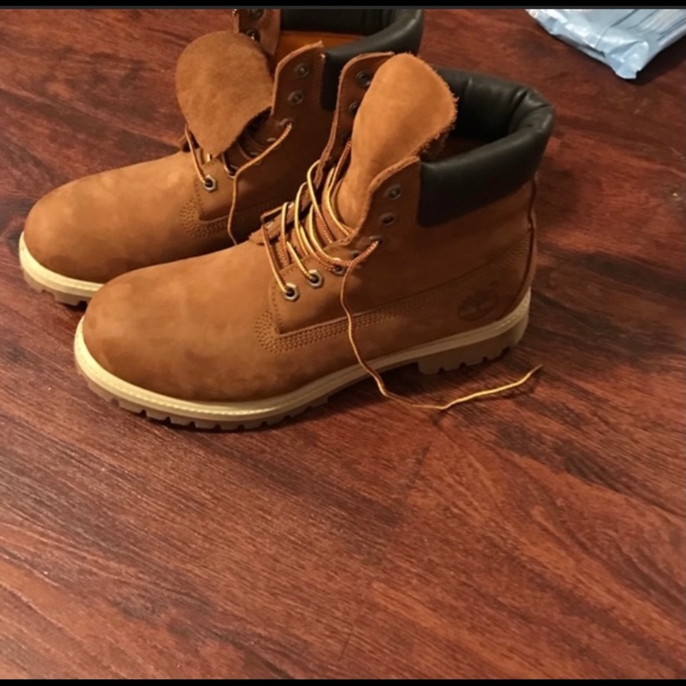 Women’s timberlands in “cinnamon”